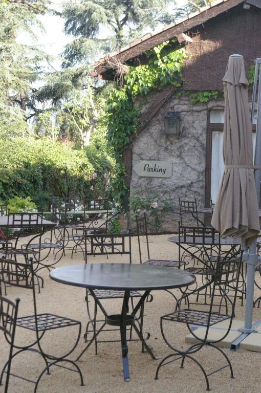 Charme & Business Hotel Lyon Limonest Exterior foto